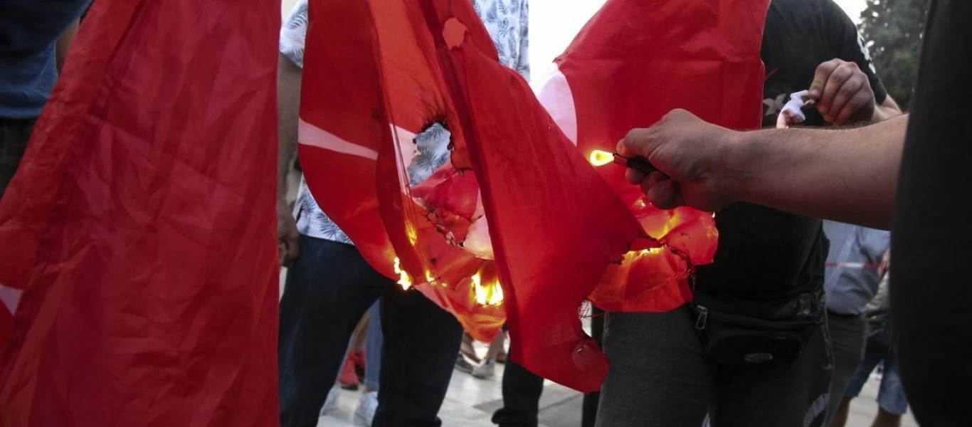 Η κυβέρνηση καταδικάζει το κάψιμο της τουρκικής σημαίας μετά τις απειλές της Τουρκίας